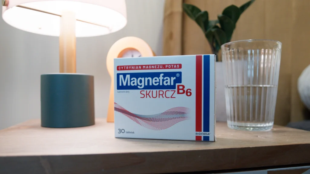 Opakowanie Magnefar B6 Skurcz obok szklanki wody